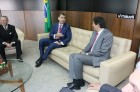 Don Felipe, acompañado del embajador de España en Brasil, Manuel de la Cámara Hermoso (izq.), durante la reunión que mantuvo con el alcalde de São Paulo, Fernando Haddad (dcha.)
